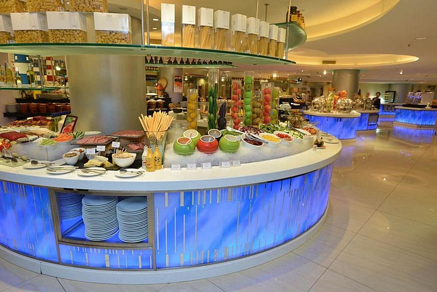 Regal Airport Hotel Hong Kong Exterior foto A buffet at a hotel